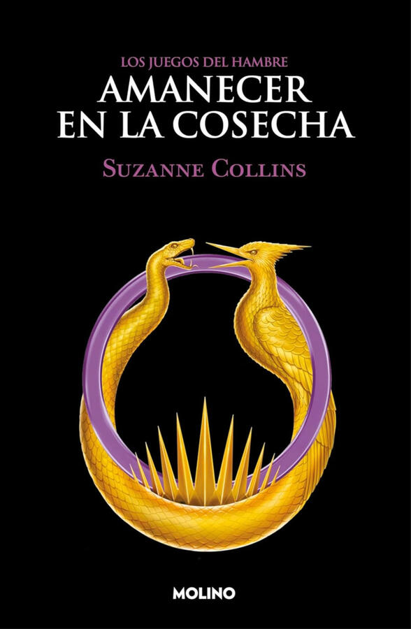 Collins, Suzanne. Amanecer en la cosecha Cubierta de Amanecer en la cosecha, de Suzanne Collins. Es negra, con el título en mayúsculas y blanco, con las palabras "Los Juegos del Hambre" encima, en morado, y el nombre de la autora debajo, también en morado. Sale un símbolo dorado con forma de pein